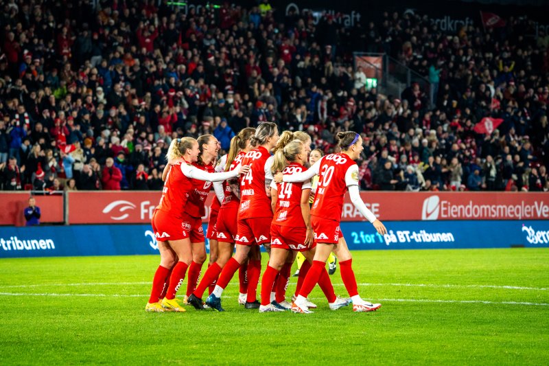 Når den nye hybridgressbanen er ferdigstilt i 2024, spiller Brann Kvinner alle sine kamper på Brann Stadion. Her feirer Brann mål mot Glasgow City i Champions League-gruppespillet. Foto: Ingrid Wollberg/TV 2