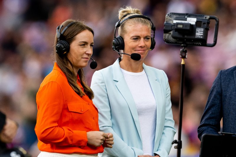 TV2s fotballeksperter Christina Paulos og Solveig Gulbrandsen, her under Champions League-semifinalen mellom Barcelona Femení og Chelsea på Nou Camp i april. Foto: Bildbyrån