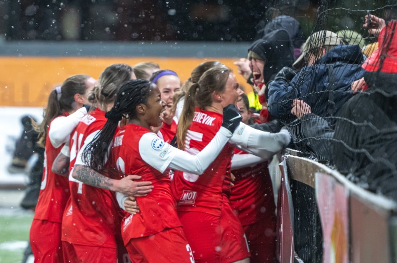 I snøværet på Åsane Arena var stemningen elektrisk etter Signe Gaupsets utligning på overtid mot gullgrossist Lyon. Foto: Bjørn Erik Nesse/Brann