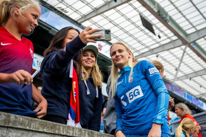 Karina Sævik var strålende for Vålerenga i 2023, og markerte seg også på landslaget. Her poserer hun sammen med fans etter en trening med landslaget på Ullevaal Stadion. Foto: Vegard Grøtt/Bildbyrån