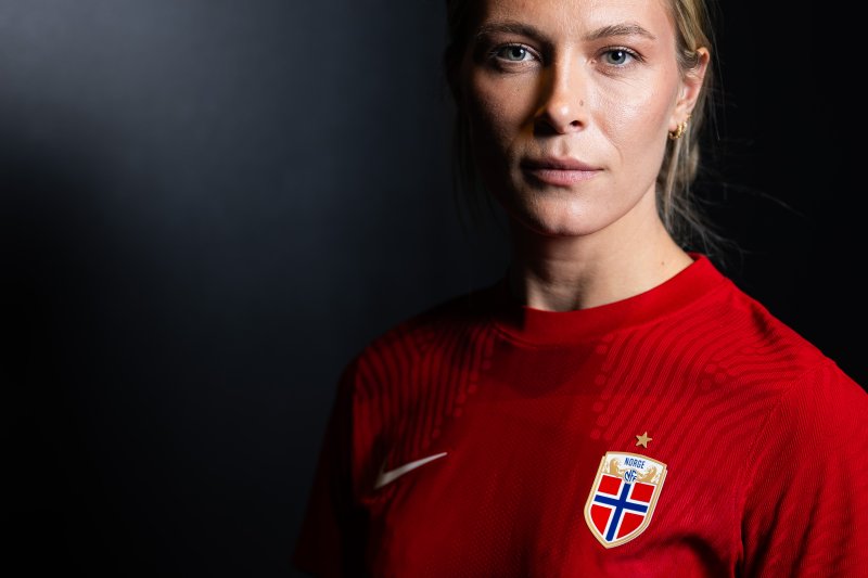 Svenske Mimmi Löfwenius fikk norsk statsborgerskap i 2022, og i 2023 fikk hun landslagsdebuten sin på det norske landslaget etter at FIFA noen dager før hadde gitt klarsignal til at hun kan representere Norge. Foto: Vegard Grøtt/Bildbyrån