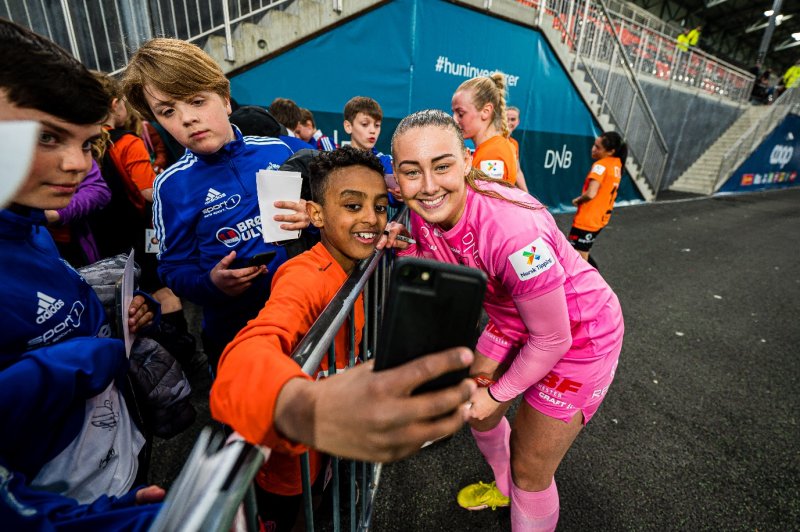 Åsanes sisteskanse, Savanna Duffy, gliser til kamera sammen med fans etter oppgjøret mot Rosenborg i april. Foto: Bildbyrån