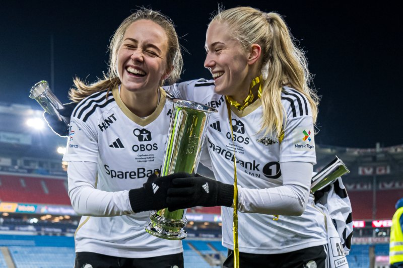 Camilla Linberg og Emilie Nautnes med kongepokalen og Rosenborg Kvinners første tittel. Foto: Marius Simensen/Bildbyrån