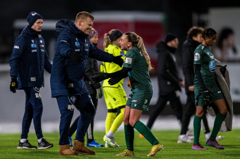 Gleden var stor da John Arne Riise, Ingris Lovise Jåstad og resten av Avaldsnes berget Toppserieplassen etter kvalikkampene mot Tromsø2020. Gleden skulle imidlertid bli kortvarig. Foto: Marius Simensen/Bildbyrån