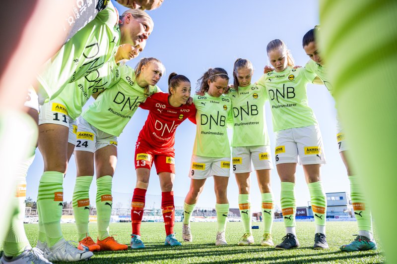 LSK Kvinner overrasket mange gjennom fjorårssesongen. Sammen med trener André Bergdølmo har de funnet veien tilbake til toppen. Foto: Marius Simensen/Bildbyrån