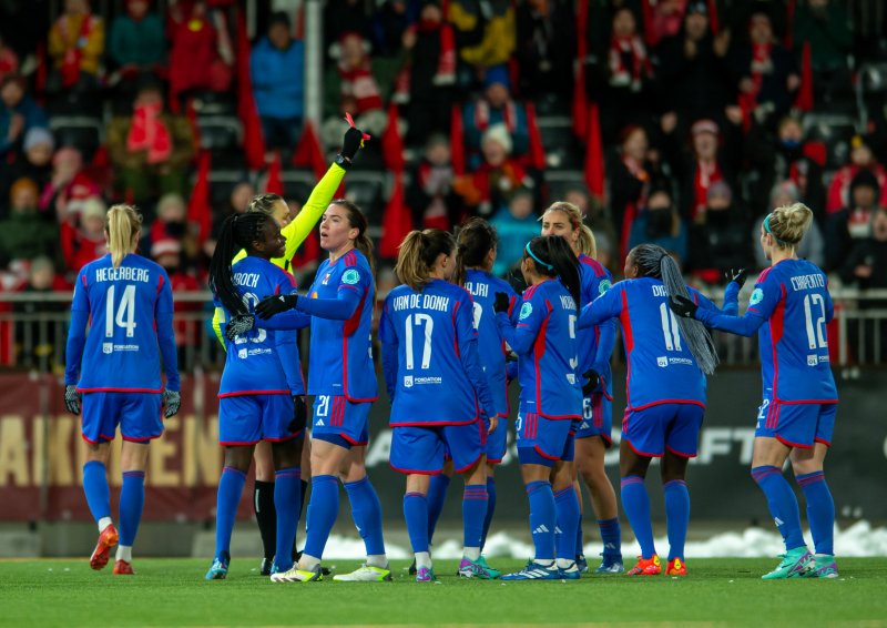 Lyon-spillerne med sterke protester når dommeren utviser Lindsey Horan. Foto: Bjørn Erik Nesse/Brann