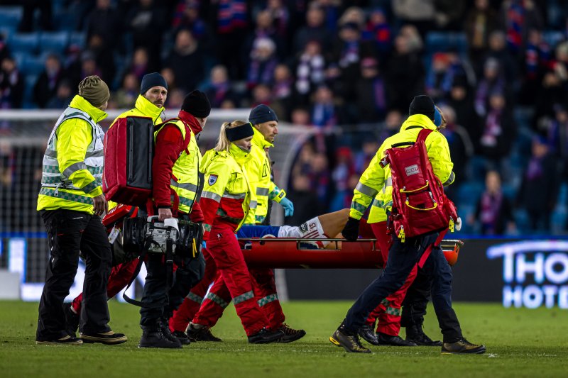 Mimmi Löfwenius Veum bæres ut på båre i cupfinalen, noen minutter før hvilen på stillingen 0-0. Kneskaden skulle vise seg å være omfattende, og vi ser ikke Mimmi på banen igjen før i 2025. Foto: Marius Simensen/Bildbyrån