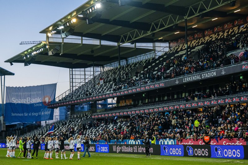 Rosenborg Kvinner feirer 3-0-seier over seriemesterne og sølvmedalje på Lerkendal Stadion. Foto: Marius Simensen/Bildbyrån