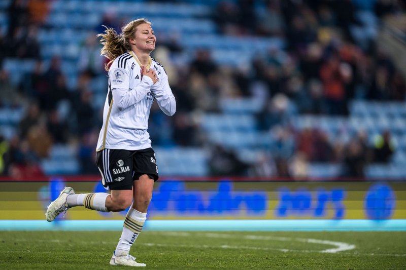 Cesilie Andreassen har nettopp satt straffereturen som tar Rosenborg opp i ledelsen 1-0. Foto: Marius Simensen/Bildbyrån