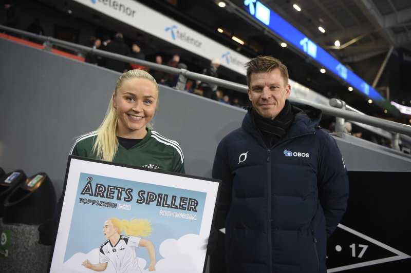 Med et børssnitt på 6,00, toppet Rosenborg-spiller Anna Jøsendal NTBs spillerbørs ved serieslutt og ble dermed kåret til årets spiller i Toppserien av NTB og OBOS. Rasmus Aarlot, sponsorsjef i OBOS, fikk æren av å dele ut prisen i forkant av cupfinalen. Foto: Annika Byrde/NTB