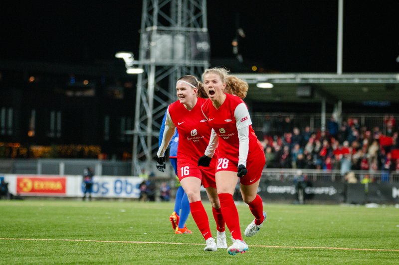 Justine Kielland og Signe Gaupset feirer reduseringen til 1-2 utført på vakkert vis av den unge midtbanedirigenten Kielland. Foto: Bjørn Erik Nesse/Brann