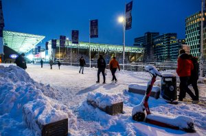 Snøværet på Østlandet preget sesongåpningen i Toppserien. Blant annet måtte Vålerenga - Stabæk, som skulle spilles på Intility Arena på lørdag, utsettes til mandag. Foto: Marius Simensen / Bildbyrån