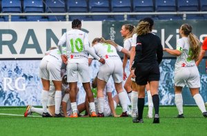 Øvrevoll Hosle blåste fullt liv i bunnstriden ved å slå topplaget Bodø/Glimt. Her jubler de for scoring i en kamp fra forrige sesong. Foto: Kristian Moe