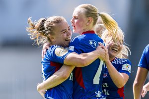 Olaug Tvedten og Karina Sævik sikret seriegullet for Vålerenga mot Kolbotn. Foto: Marius Simensen / Bildbyrån