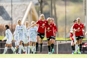 Endelig kunne Arna-Bjørnar juble for tre poeng. Samtidig blåste de fullt liv i nedrykkskampen og er nå á poeng med Åsane på kvalikplass. Foto: Marius Simensen / Bildbyrån