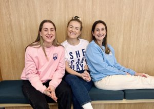 Sigrid Heien Hansen, Lene Mykjåland og Ingrid Ryland lanserer fotballpodkasten "Skrubbsår". Foto: Toppfotball Kvinner