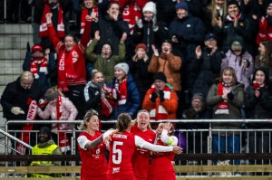 Brann håper nok på mer jubel i helgen når de skal møte Lyn, i det som blir deres siste kamp på Stemmemyren. Her fra Champions League-kampen mot Barcelona på Åsane Arena. Foto: Marius Simensen / Bildbyrån