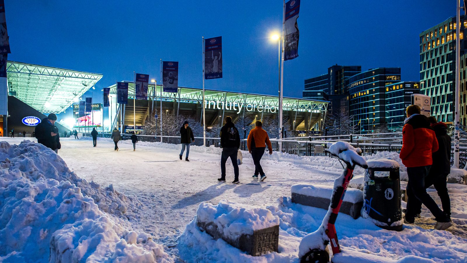 Snøværet på Østlandet preget sesongåpningen i Toppserien. Blant annet måtte Vålerenga - Stabæk, som skulle spilles på Intility Arena på lørdag, utsettes til mandag. Foto: Marius Simensen / Bildbyrån