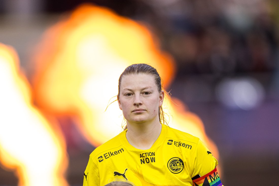 Bodø/Glimt-spiller Cecilie Falch med kapteinsbindet før møtet med AaFK Fortuna i 1. divisjon.