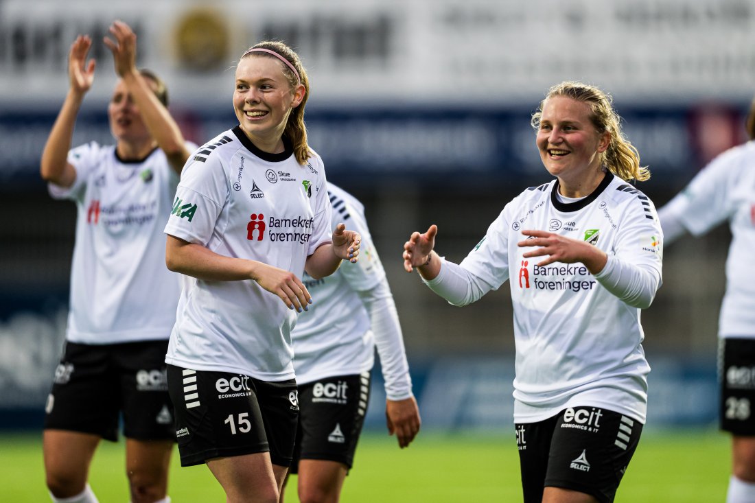 Malin Rovelstad og Synne Hamborg feirer seier for Hønefoss.