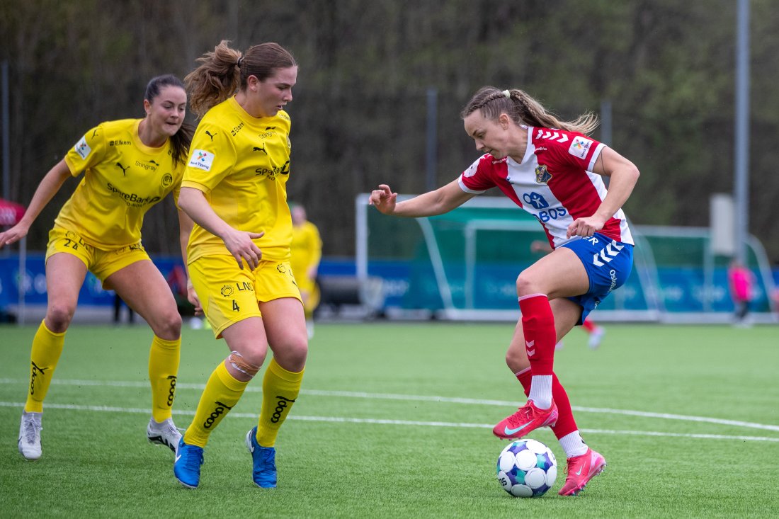 Lyns Jenny Røsholm Olsen kontrollerer ballen inne i feltet i en kamp mot Bodø/Glimt.