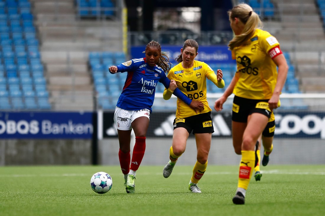 Mawa Sesay i duell med Carina Wik Alfredsen i en treningskamp før sesongen.