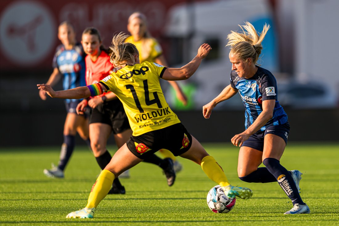 Monica Nedgård Isaksen i Stabæk-drakt utfordrer LSK Kvinners Emilie Woldvik i en Toppserien-kamp på Nadderud Stadion.