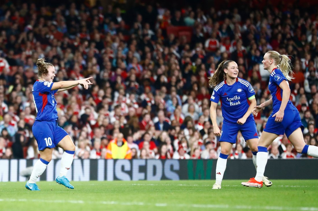 Olaug Tvedten feirer scoring borte mot Arsenal i fjorårets Champions League-gruppespill, sammen med Janni Thomsen og Karina Sævik.