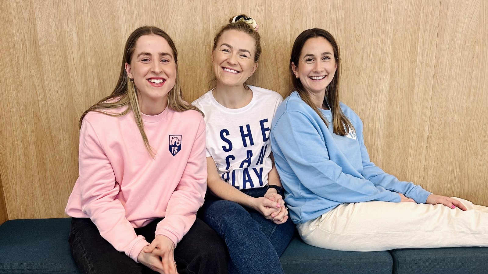 Sigrid Heien Hansen, Lene Mykjåland og Ingrid Ryland lanserer fotballpodkasten "Skrubbsår". Foto: Toppfotball Kvinner