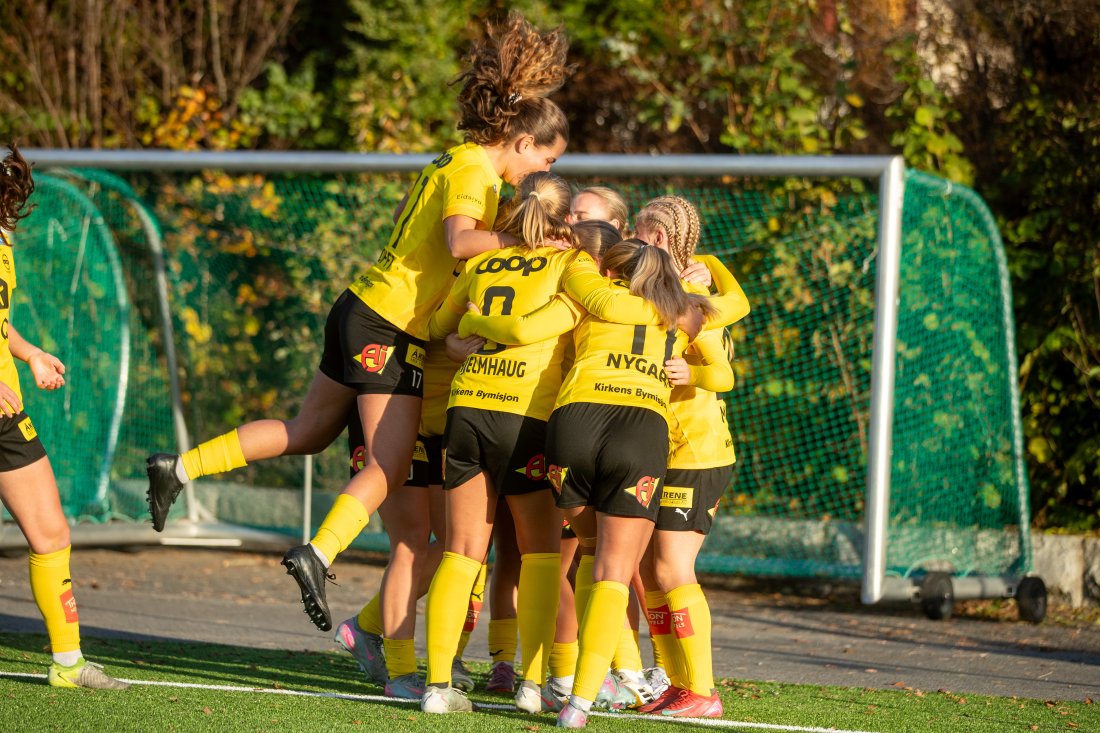 LSK Kvinner feirer scoring mot Røa på Røabanen. Rikke Nygaard, Sara Tofft og Kaja Hjelmhaug feirer.