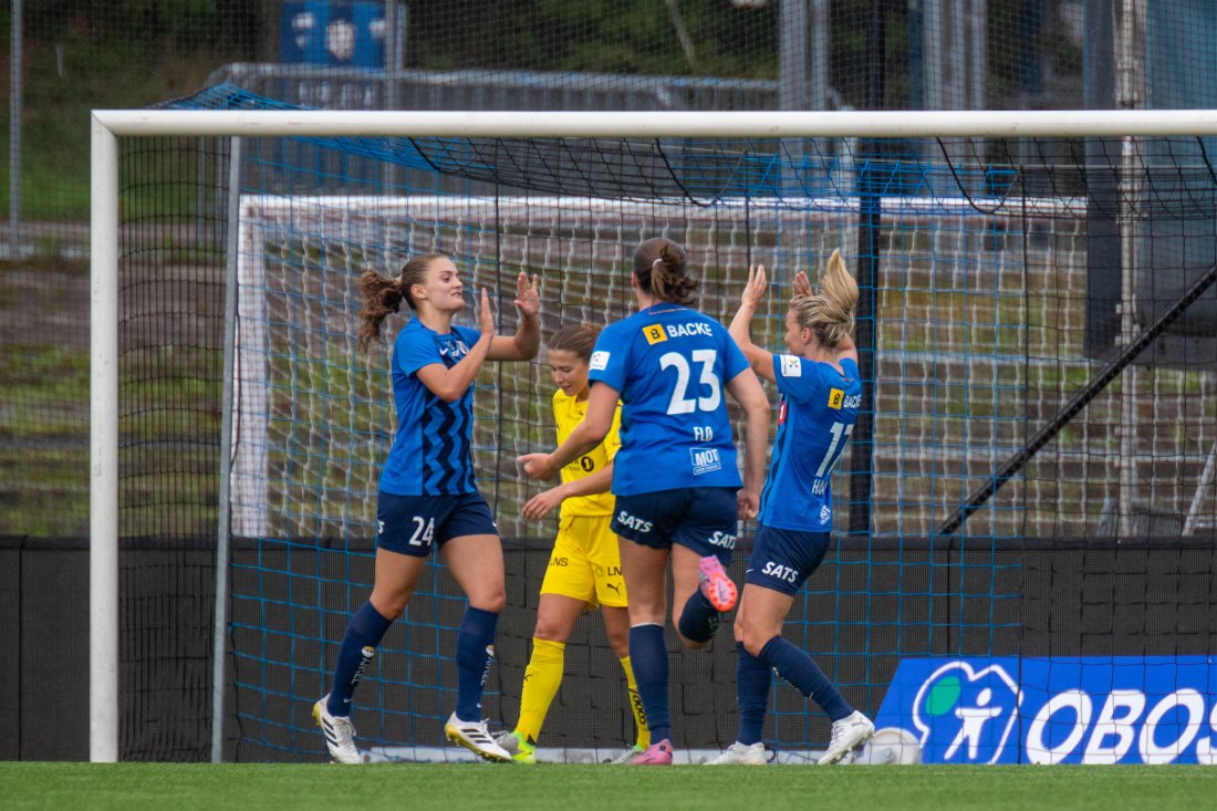 Guro Hammer Røn, Mille Helland Flø og Amanda Johnsson Haahr feirer scoring mot Bodø/Glimt på Nadderud.