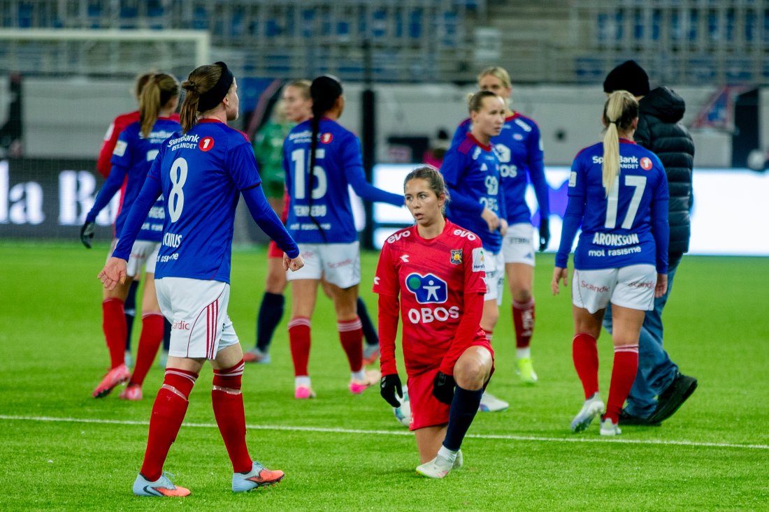 Julie Steen fortviler etter et knepent tap for Røa mot Vålerenga på Intility.