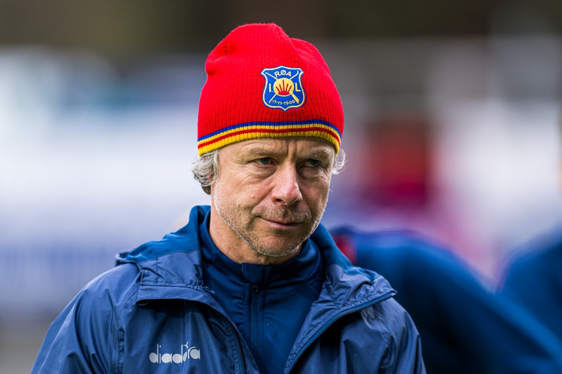 Geir Nordby kledd i Røa-tøy før en kamp.