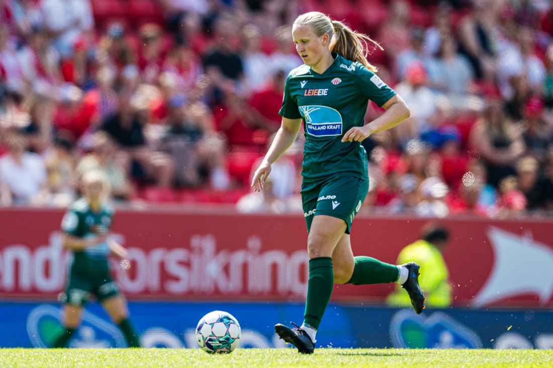 Allerede denne sesongen vil Kaja Olsen og resten av Avaldsnes-spillerne bekle hvite og blå drakter og spille hjemmekampene sine på Haugesund Sparebank Arena. Her fra oppgjøret mot Brann på Brann Stadion i fjor. Foto: Marius Simensen/Bildbyrån