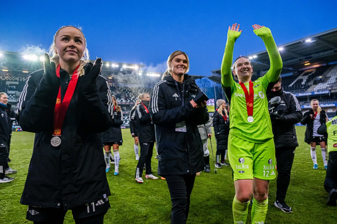 Kristine Leine og lagvenninnene takker fansen for støtten etter å ha tatt sølvet i Toppserien 2023.