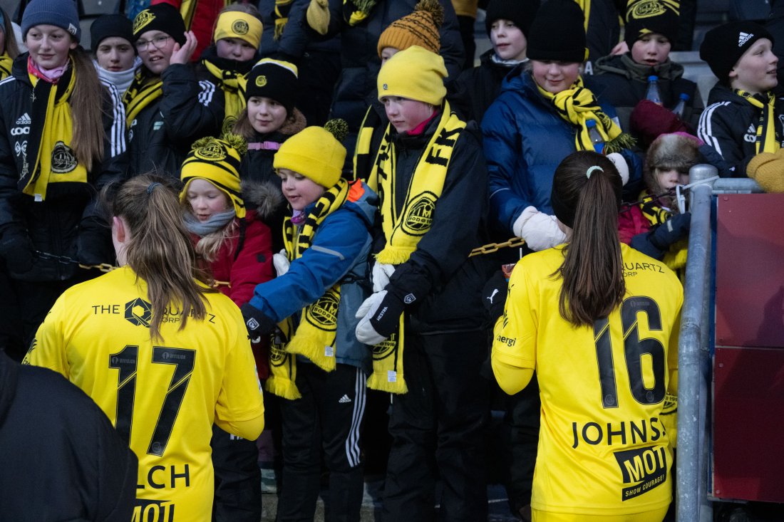 Autografskriving etter seriestarten på Aspmyra, der Bodø/Glimt slo Øvrevoll Hosle 3-2 foran 1118 tilskuere. Foto: Kent Even Grundstad