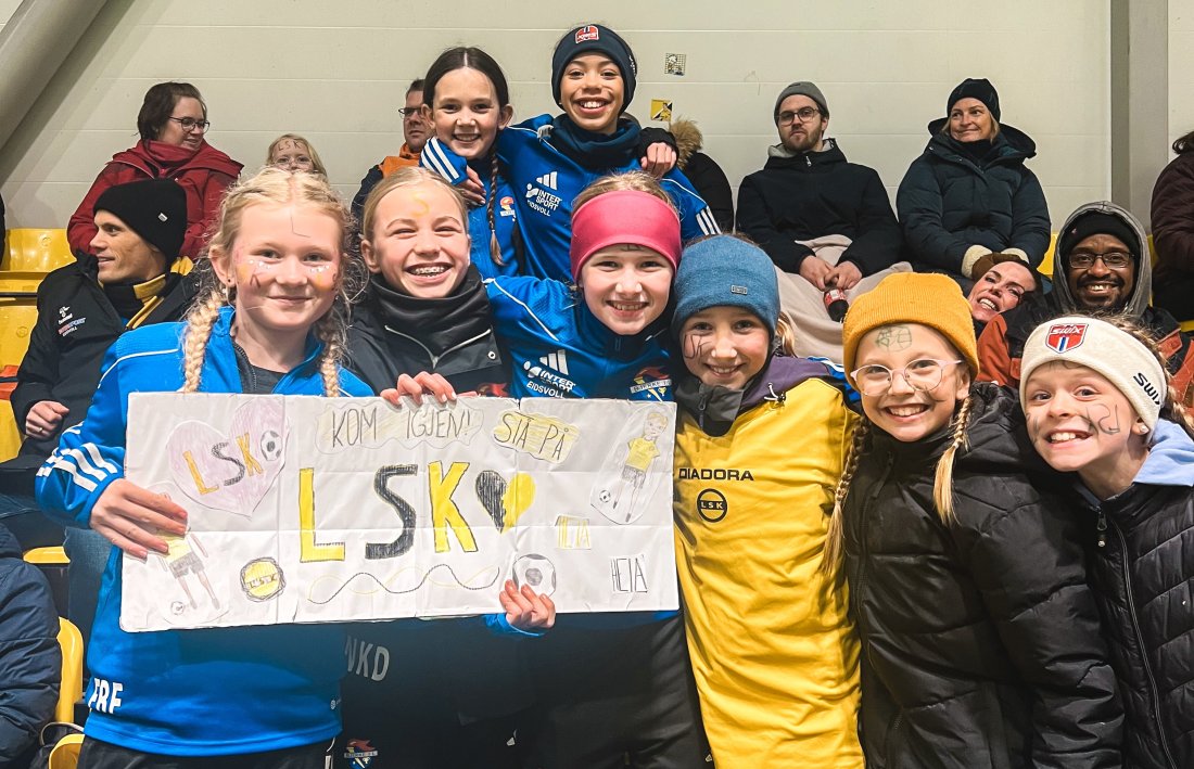 Ivrige heiagjenger fulgte LSK Kvinner hjemme i seriestarten mot Brann. Kampen endte 4-2, og på tross av ekstreme værforhold og ufremkommelige veier, var det 967 tilskuere i LSK-hallen. Foto: Toppfotball Kvinner