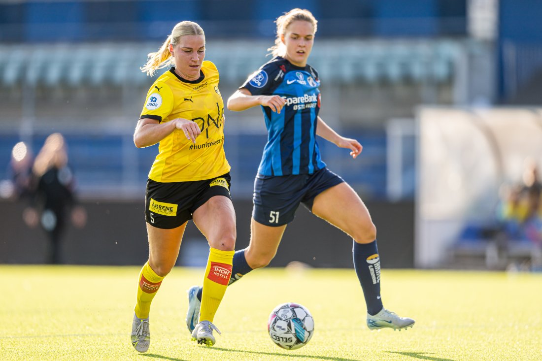 Camilla Huseby i duell med Stabæks Iris Omarsdottir.