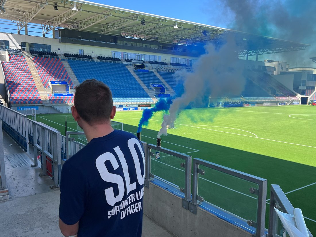 SLO i Vålerenga, Birk Slipesæter, overværer demonstrasjonen av røykbomber på Intility Arena.