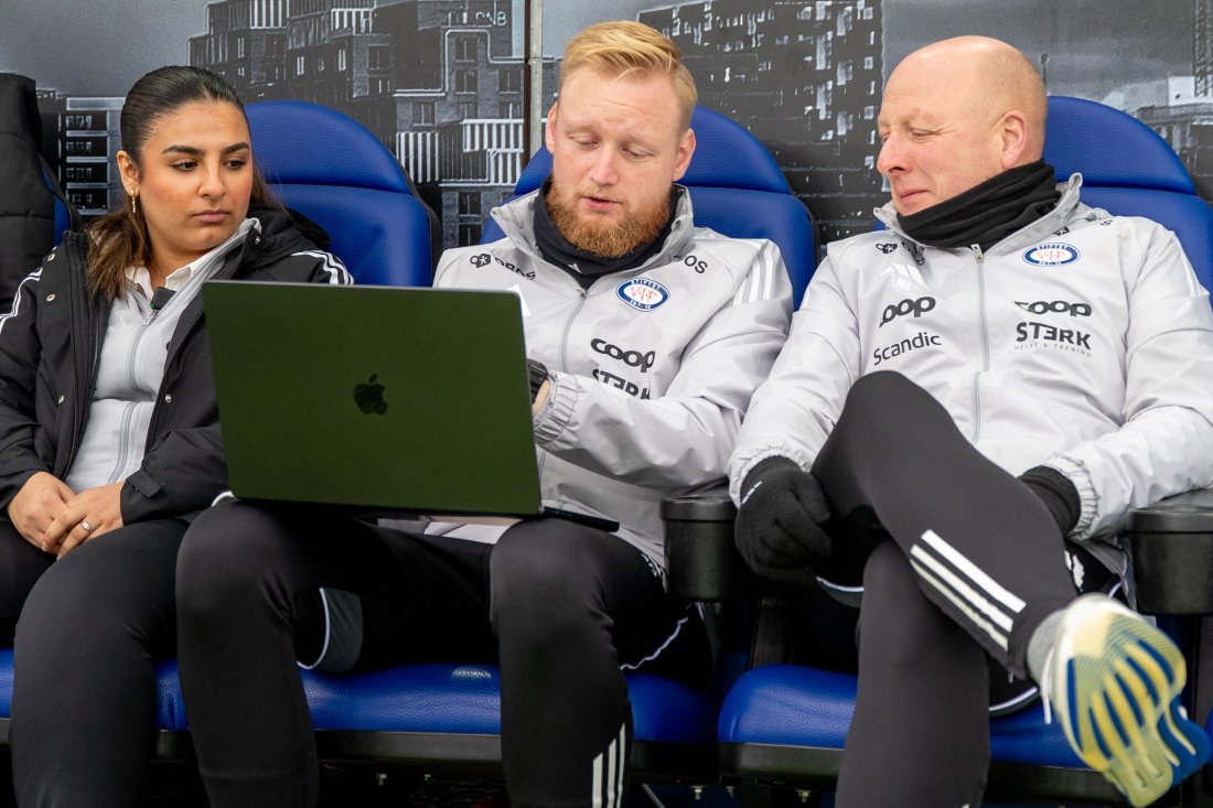 TRENERBENKEN: Najmadin på Vålerenga-benken med keepertrener Andreas Thorsen Schoute, og hovedtrener Nils Lexerød.