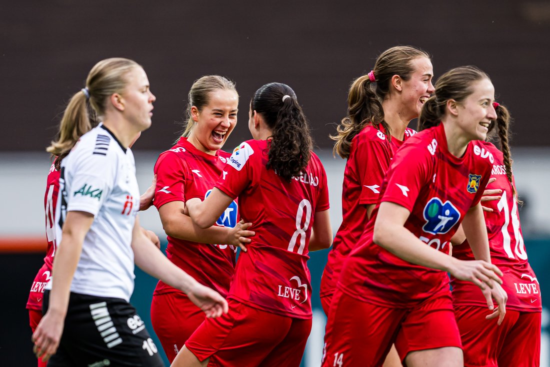 Mina Bell Folland og Ida Hasselgård feirer scoring mot Hønefoss tidligere denne sesongen.