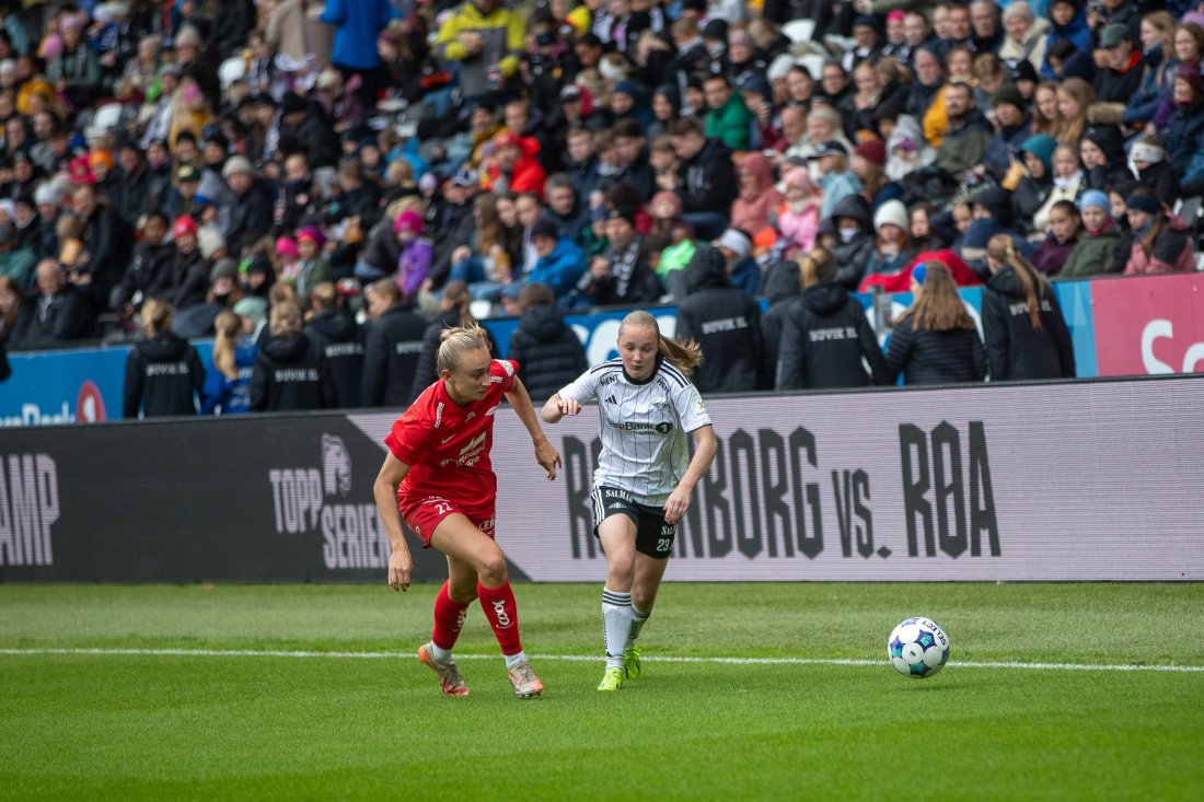 AVGJØRENDE?: Både Karna Sødahl (t.h.) og Lauren Davidson kan spille avgjørende roller når Brann og Rosenborg møtes på lørdag. Foto: Odd Sindre Tonning / TFK