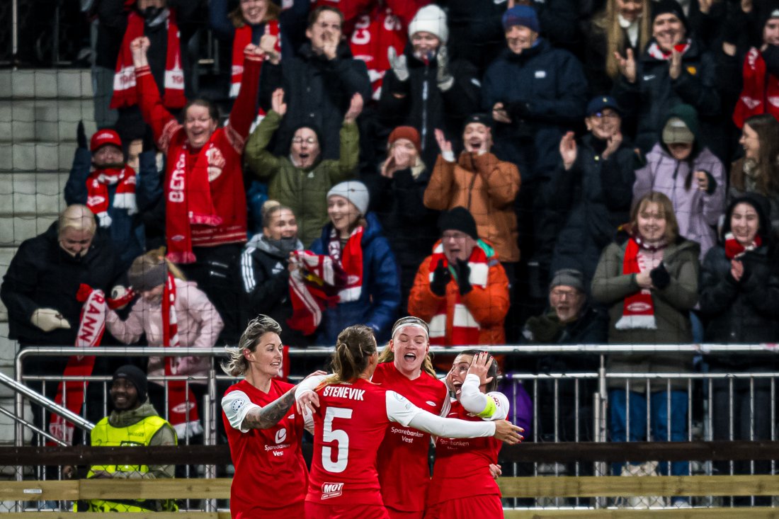 Cecilie Kvamme trodde ikke sine egne øyne etter utligningen til 1-1 i det 38. minutt. Målet skapte en euforisk stemning på Åsane Arena, og ga håp om et fotballmirakel. Foto: Marius Simensen/Bildbyrån