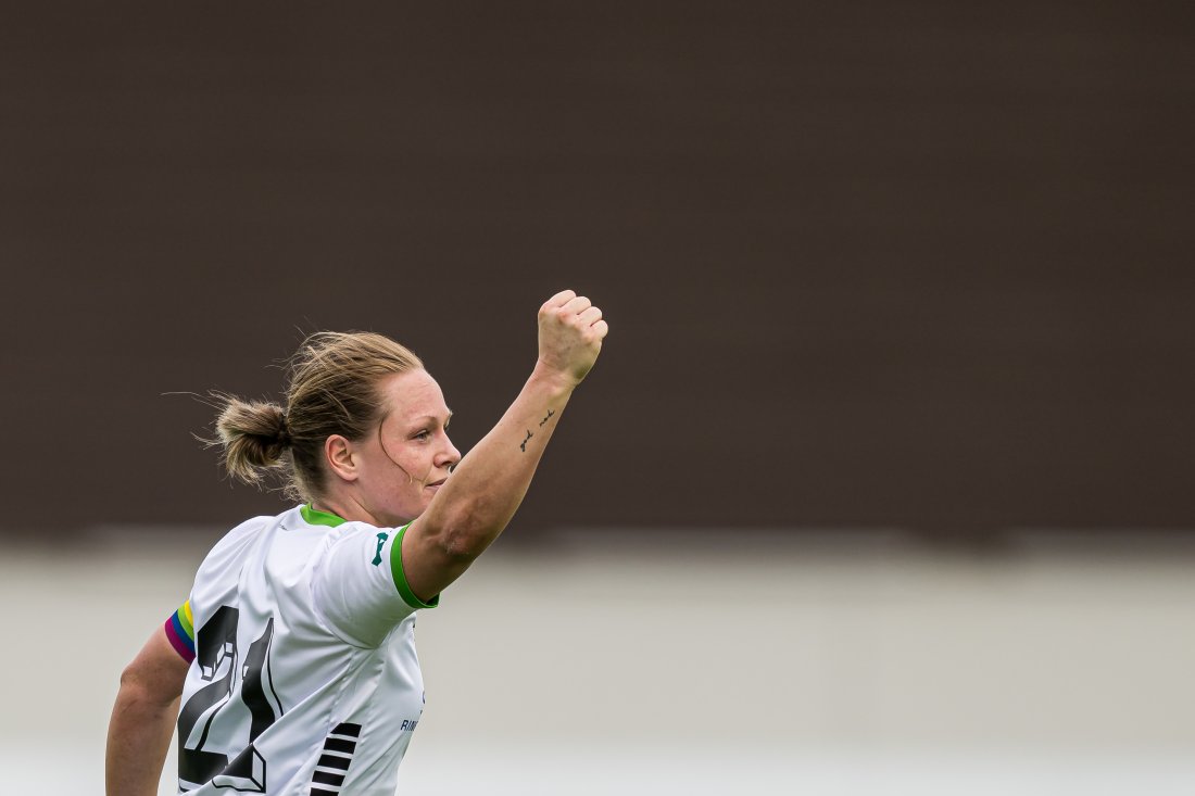 Kaptein Silje Nyhagen feirer etter å ha scoret for Hønefoss mot Fyllingsdalen forrige sesong.