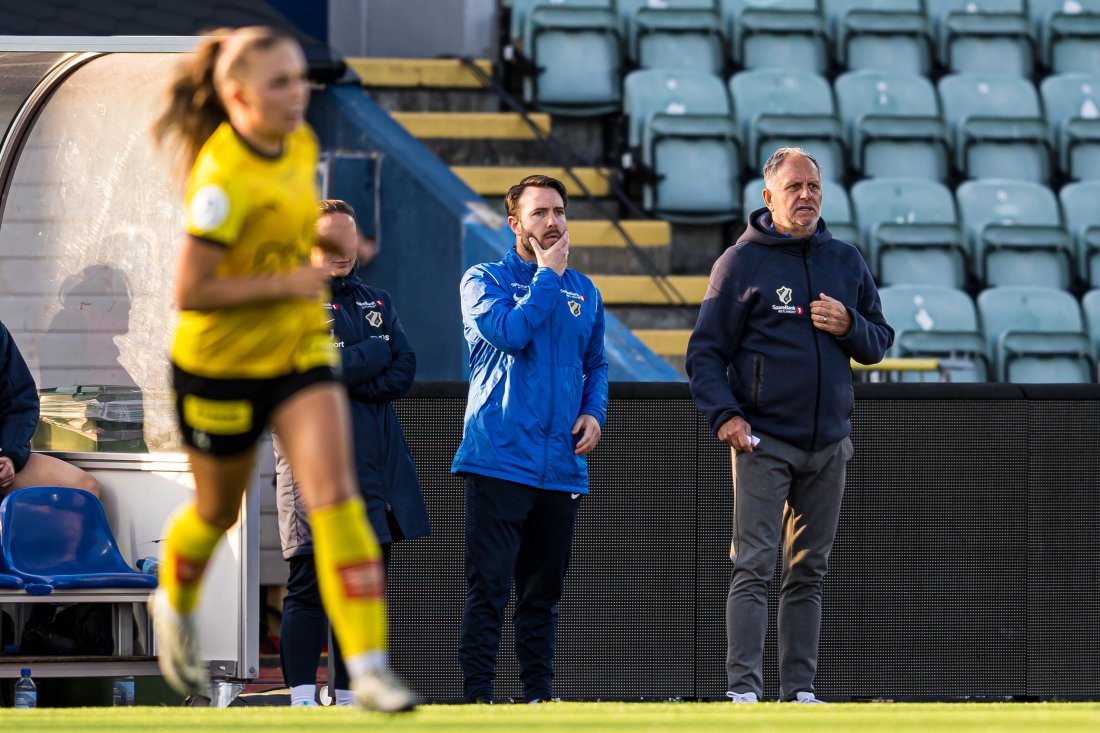 Ståle Arnøy Haglo på sidelinjen sammen med hovedtrener Janne Jönsson fra Stabæks møte med LSK Kvinner i Toppserien i 2024.