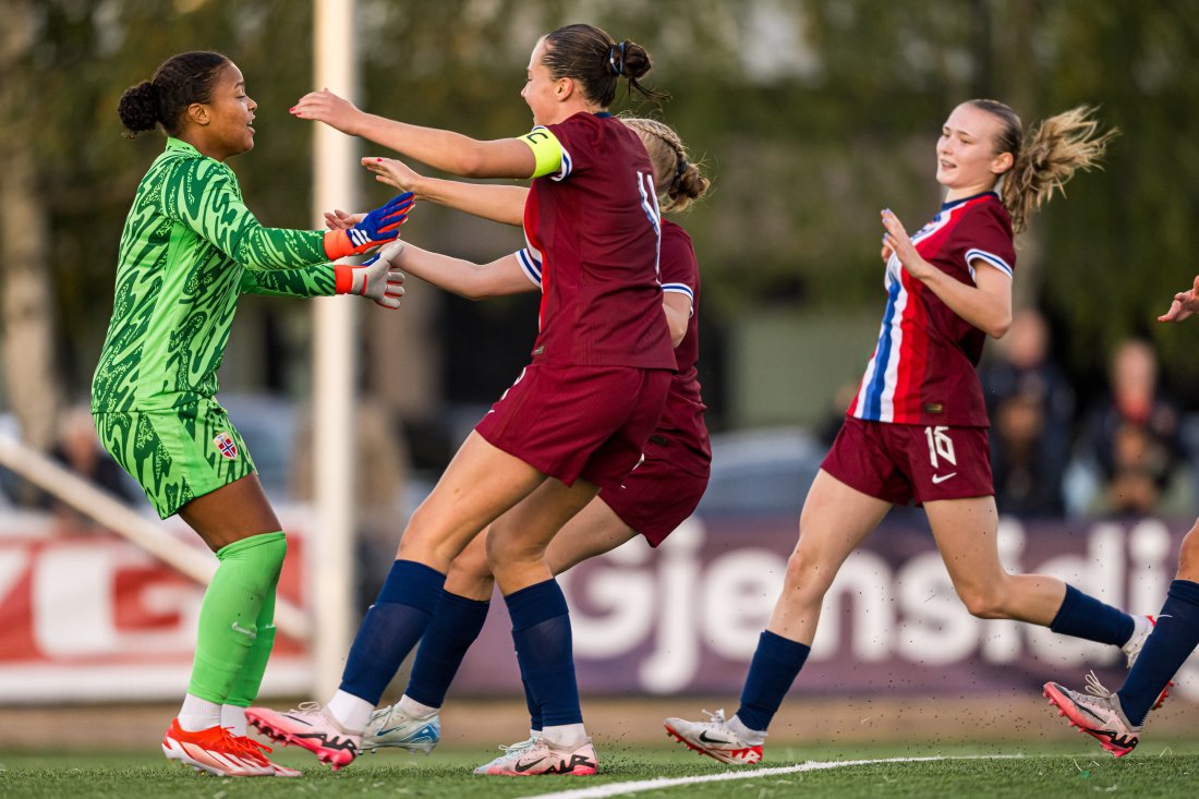 Maria Kroken blir omfavnet av lagvenninnene Mille Helland Flø og Moa Alvestad-Rupar under en treningskamp mot Sverige for Norges J16-landslag. I J17-EM har målvakten levert strålende spill.