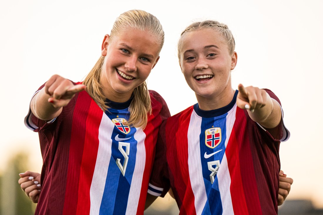Marie Moen Preus og Tomine Enger sammen for Norge J16, etter en treningskamp mot Sverige.