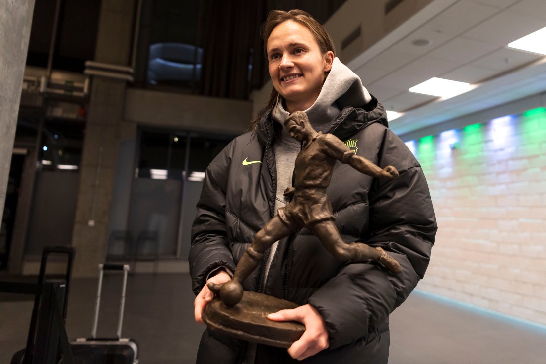 Caroline Graham Hansen holder frem Kniksens hederspris, etter at hennes Barcelona har slått Hammarby i Champions League.