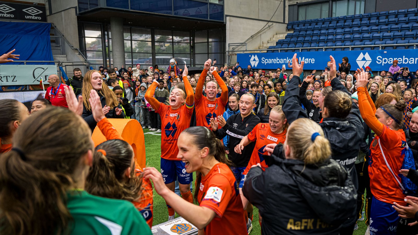 AaFK Fortuna utklasset serieleder Bodø/Glimt foran et rekordstort publikum. Samtidig overtok de serieledelsen. Foto: Marius Simensen / Bildbyrån