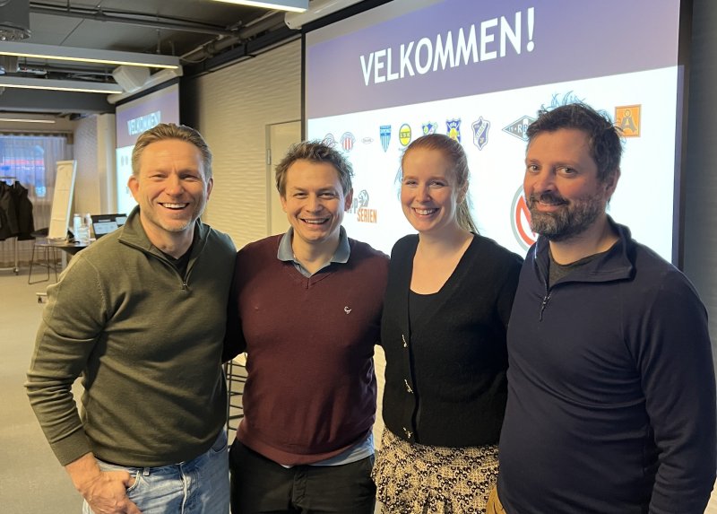 På forrige ukes «Fysio i Toppserien»-samling var det internasjonalt besøk på programmet. Nicol van Dyk (nr 2 fra venstre), Medical Research Lead, Irish Rugby Football Union, delte innsikt om hamstringskader, mens Katrine Okholm Ryger (nr 3 fra venstre), FIFA Medical Research, fortalte om sammenhengen mellom fotballsko, fotballbaner og korsbåndskader. Her sammen med Steinar Nilsen, sportsjef i TFK og Håvard Moksnes, spesialist i idrettsfysioterapi (PhD) ved Idrettens Helsesenter, Olympiatoppen og Senter for idrettsskadeforskning. Foto: Toppfotball Kvinner